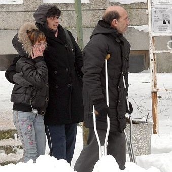 Дъщерята на намерената изчезналата в преспите жена - 14-годишната Цветомира, заедно с чичо си и леля си