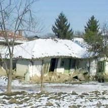 Една от опасните къщи в ромски квартал в плевенското село