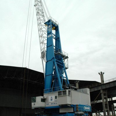 Новият 100-тонен кран на порт Бургас вече работи