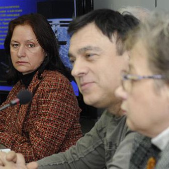 Н.с. Йорданка Семкова, ръководител на експеримента “Люлин-5” за МКС, инж. конструктор Пламен Димитров и н.с. Росица Колева (ляво-дясно)