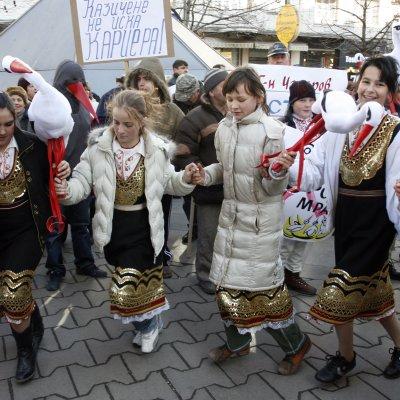 Протестен хепънинг пред екоминистерството срещу съсипването на поредното село в София – с. Мрамор, в което ще се изгради кариера за чакъл и пясък