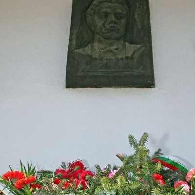 Цветя в почит на Васил Левски