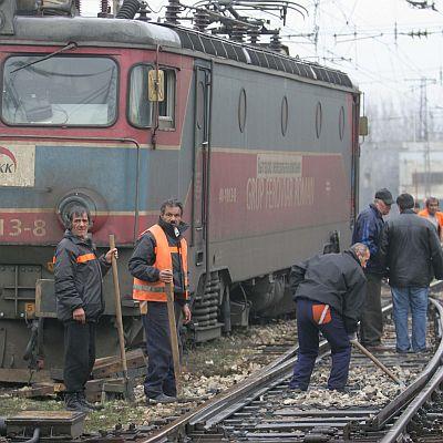 Товарен влак на частната  Българска железопътна компания  АД дерайлира край гара Синдел