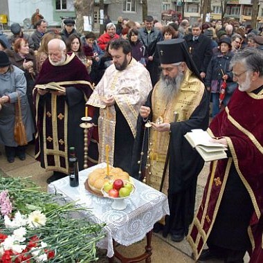 Стотици добричлии се стекоха да почетат паметта на трагично загиналите Валерия Желева, Антоанета Тодорова, Даниел Вичев, Калчо Стефанов всички от Добрич