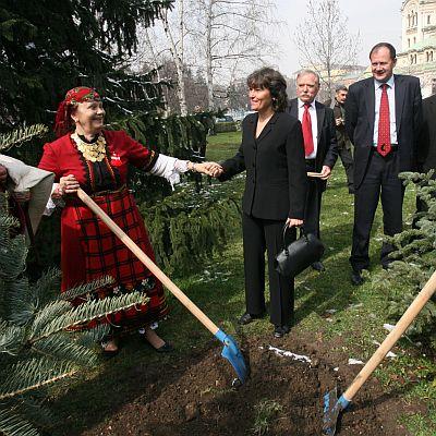 Валя Балканска даде началото на Националната кампания  Да засадим дърво  в Клуба на народния представител в парламента.