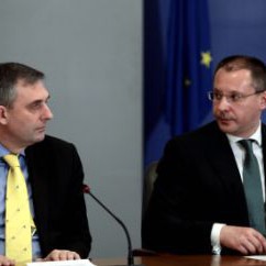 Премиерът Сергей Станишев и външният министър Ивайло Калфин при признаването на Косово