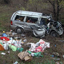 Мъж загина при тежка катастрофа с бус край Пловдив