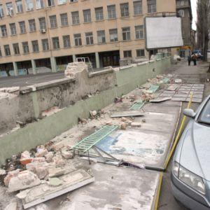 Срутена ограда на СМГ - от бурята в София