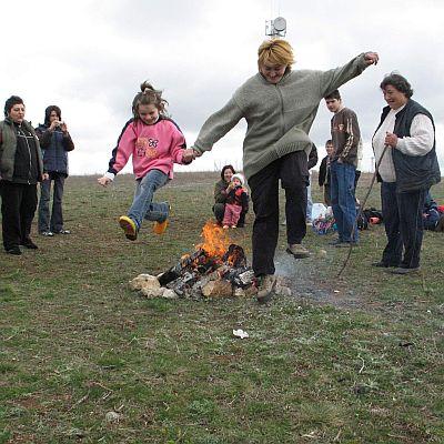 В Арбанаси прескачаха огън за здраве на Благовещение