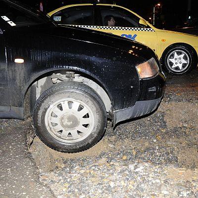 Огромната дупка, в която заседна лекия автомобил в София
