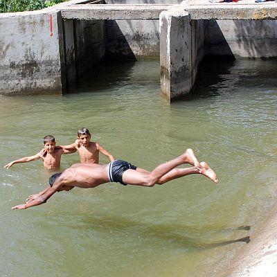 Много деца се къпят в напоителни канали и неохраняеми водоеми