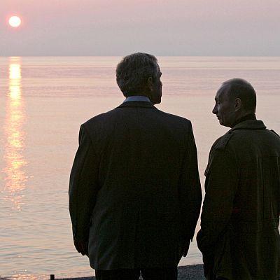 Джордж Буш и Владимир Путин се любуват на залеза в Сочи