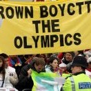 Протести в Лондон при преминаването на олимпийския огън