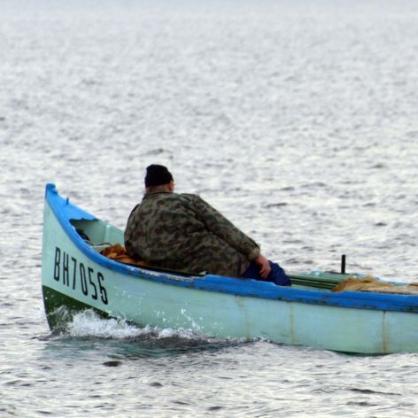 Рибар се готви да хвърлят мрежи в морето