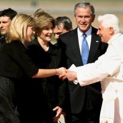 Буш заедно със своята съпруга Лора и дъщеря Джина посрещнаха лично папата.