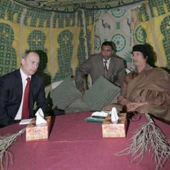 Путин и Кадафи в шатрата на либийския лидер в Триполи