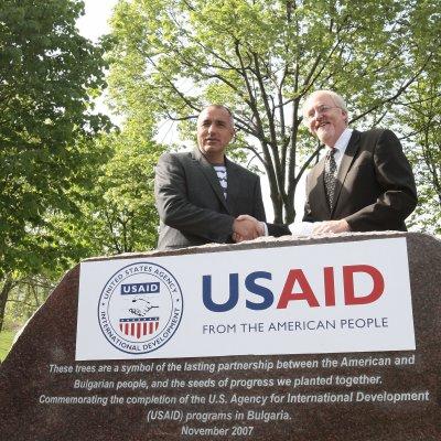 Борисов и Байърли пред момориалната плоча на USAID в Южния парк