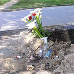 Близки и съученици оставиха цветя на лобното място на Деница
