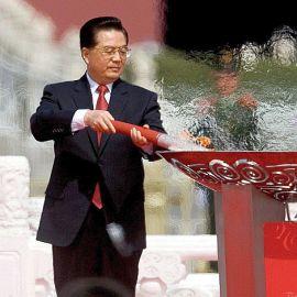 Китайският лидер Ху Дзинтао пали олимпийския огън
