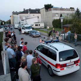 Репортери и полиция пред дома на пленниците