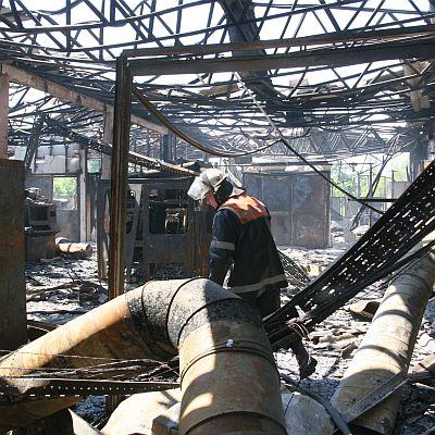 Цех за производство на пластмасови изделия изгоря до основи в Пловдив