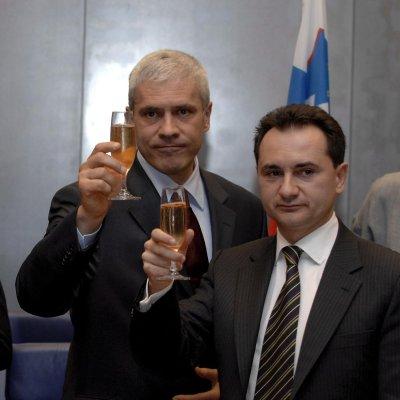 Президентът на Събрия Борис Тадич и сръбският вицепремиер Божидар Джелич след подписване на Споразумението с ЕС