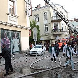 Няколко линейки откараха пострадалите от пожара в Пирогов и ВМА