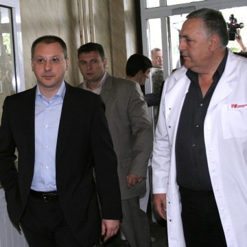 Сергей Станишев влиза в  Пирогов , придружаван от директора на болницата доц. Димитър Раденовски