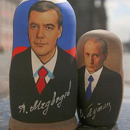 Путин и Медведев като матрьошки