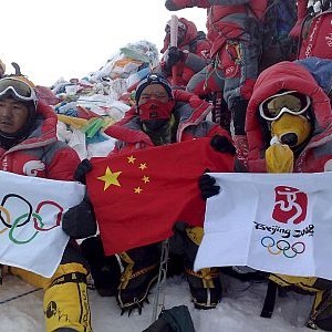 Спортистите в костюми с логото  Пекин 2008  изкачиха Еверест