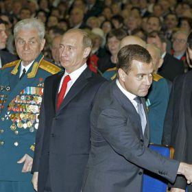 Медведев поздравява ветерани от Втората световна война в компанията на Путин
