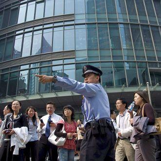 Евакуираха гражданите от офисите заради силния трус в Китай