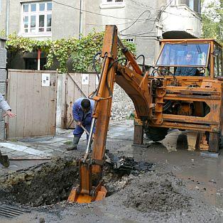 Разкопават улици, за да стигнат до водопровод