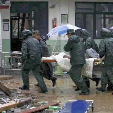 Проливни дъждове затрудняват работата на спасителите - Китай след труса