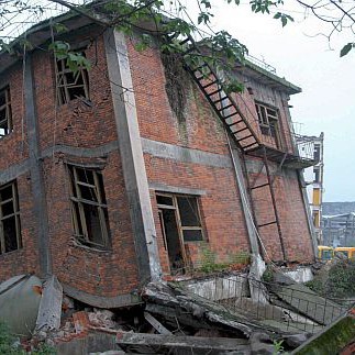 Разрушени са домове и учреждения
