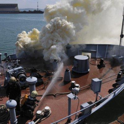 Огнеборци гасят огъня на палубата на танкера бункировчик  Акин