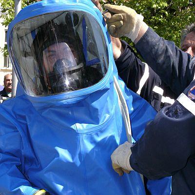Eксперти в специални защитни облекла преливаха опасните химикали в нови туби