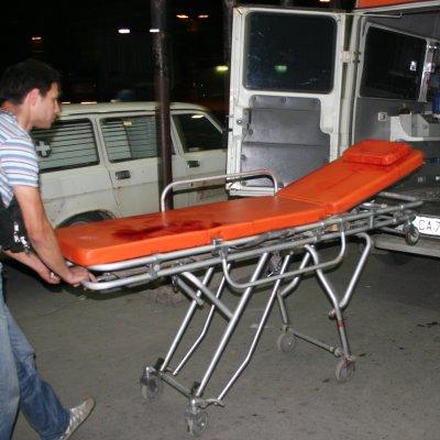 На снимката окървавената линейка, с която бе транспортиран пострадалия