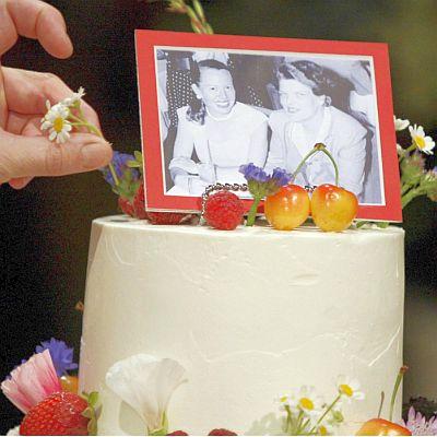 Двойката от снимката върху тортата е сред първите, сключили брак