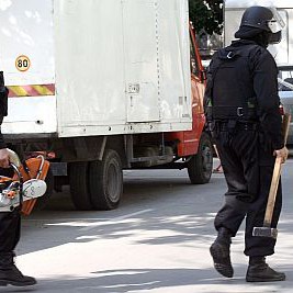 Полицаите носят специална техника за разбиване на сейфове и врати