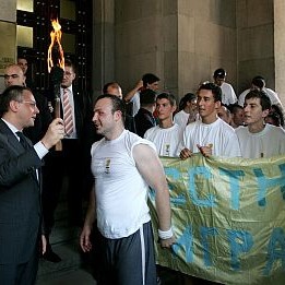 Сергей Станишев посрещна и прие Олимпийския огън пред сградата на Министерския съвет