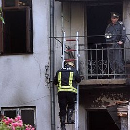 Пожарникари оглеждат щетите след загасяването на пожар в София