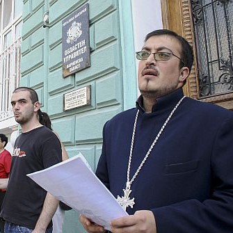 Арменският свещеник отец Саркис говори на митинга пред областна управа във Варна