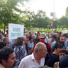 Живущи се събраха пред общината на район Младост, за да протестират против масовото застрояване