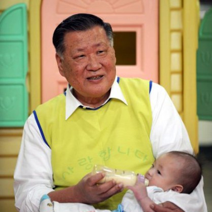 Чун Мон Ку храни бебе