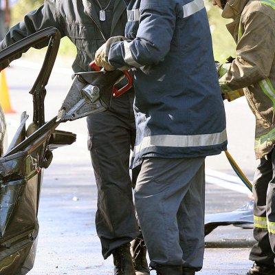 Пожарникари режат ламарината на поредната смачкана до неузнаваемост кола при катастрофа