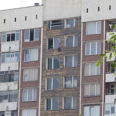 Момиче заплашва да скочи от последния етаж на блок в ж.к Дружба в София