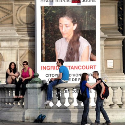 Голям портрет на Ингрид Бетанкур в центъра на Париж