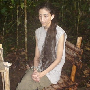 Ингрид Бетанкур снимана в лагера на ФАРК на 30 ноември 2007 г.