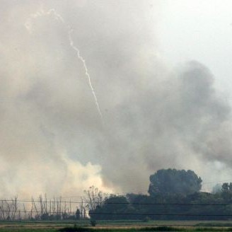 Огън, дим и хвърчащи осколки от складовете за боеприси